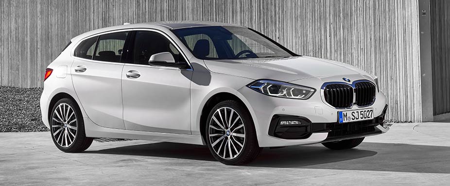 Seiten und Frontansicht des 1er BMW stehend