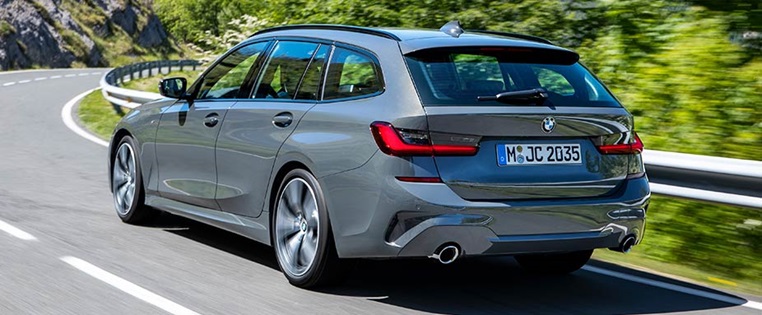 Heck des BMW 3er Touring fahrend
