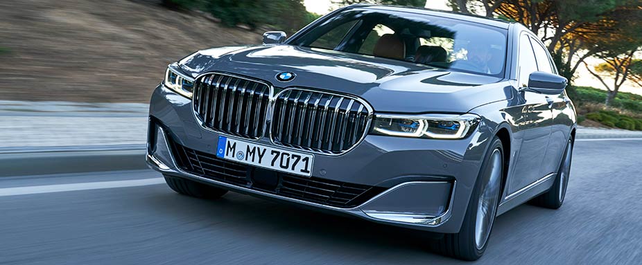Front und Seite des BMW 7 fahrend