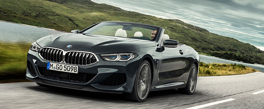 BMW 8er Cabrio fährt auf Straße