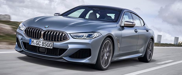 Front des BMW 8er Gran Coupe fahrend