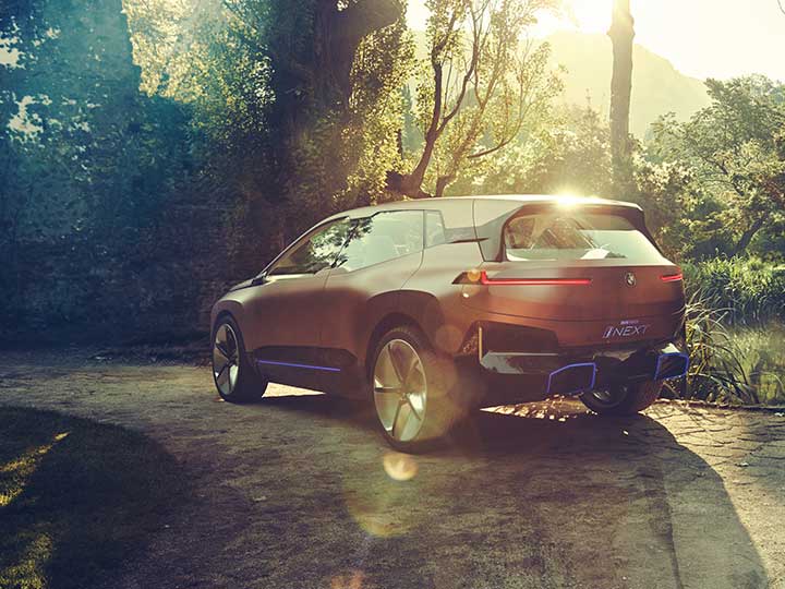 BMW iNext stehend von hinten