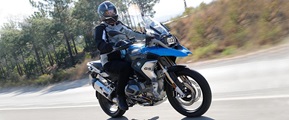 BWM R 1250 GS fährt auf einer Straße