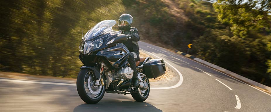 BMW R 1250 RT fahrend in der Kurve