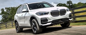 BMW X5 fahrend von vorne