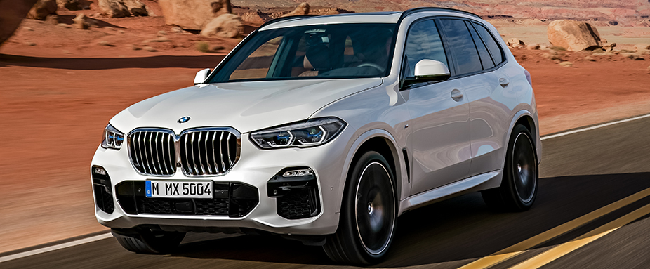 Weißer BMW X5 fahrend von vorne