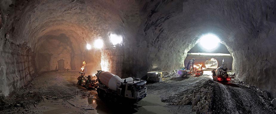 Brenner Basistunnel Baustelle Knotenpunkt Mauls. Betonfahrzeuge und Männer bei der Arbeit im Tunnel