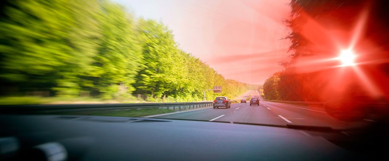 Blitzgerät leuchtet auf der Autobahn auf