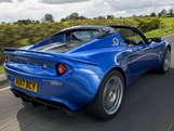 Lotus Elise fahrend von hinten