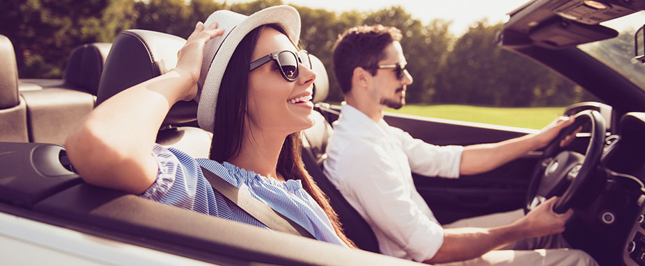 Paar fährt im Cabrio