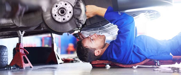 Automechaniker verbaut Filter für Dieselnachruestung