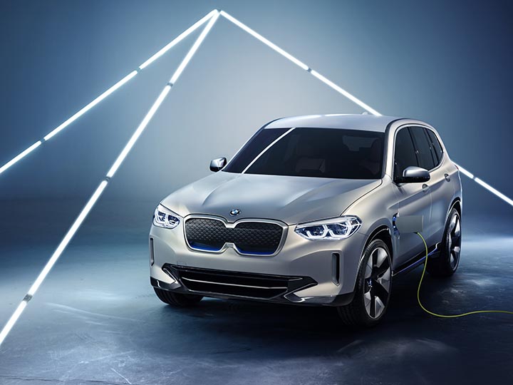 Silberner BMW ix3 stehend