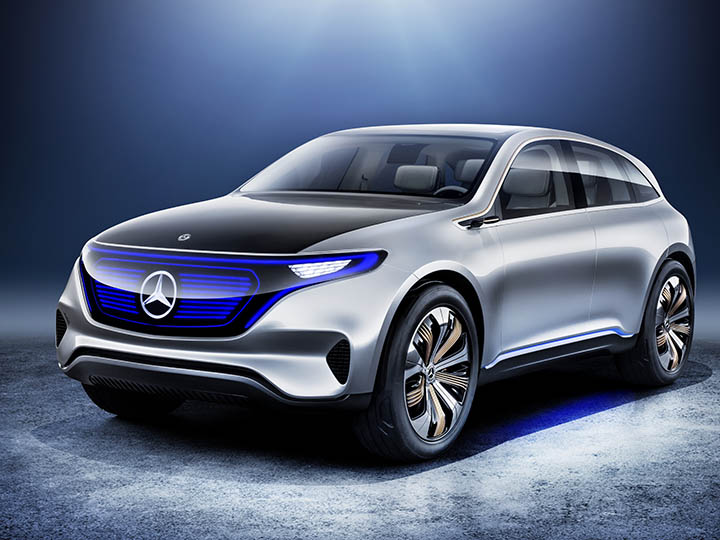 Silberner Mercedes EQ c stehend