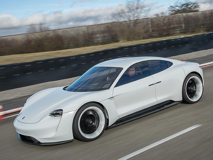Weißer Porsche Mission E fahrend