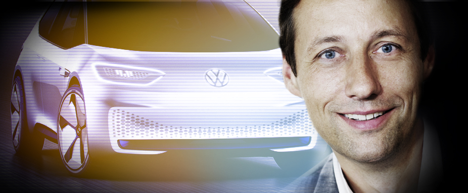 Markus Lienkamp mit Elektroauto im Hintergrund