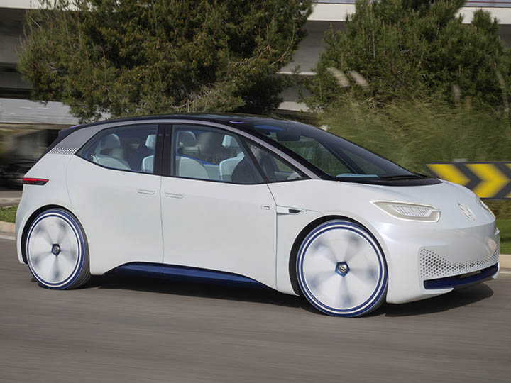 Weißer VW iD fahrend