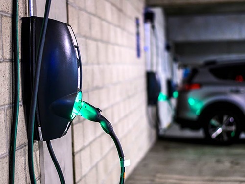 Elektroauto lädt in Tiefgarage