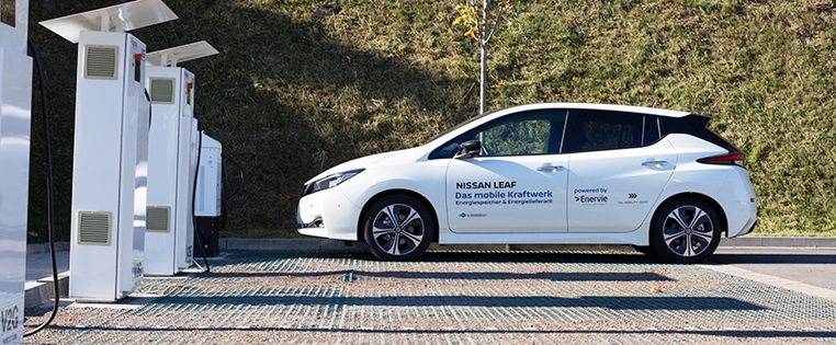 Nissan Leaf steht vor einer Ladesäule