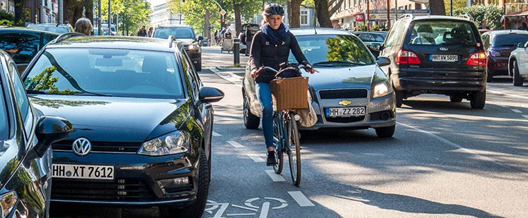 ein zugeparkter Fahrradweg birgt Gefahr oder Gefahren für Fahrradfahrer und Autofahrer und kostet bald Strafe