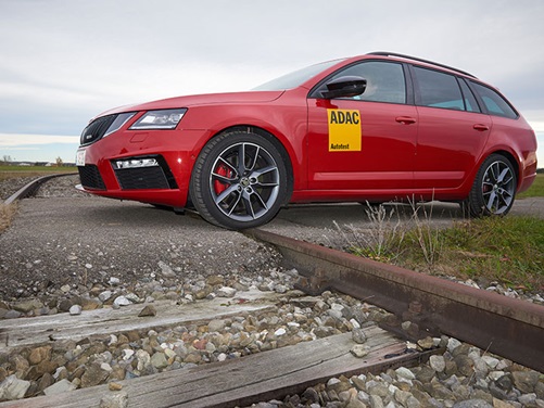 Skoda auf Bahngleisen