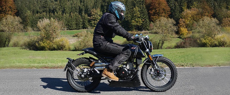 Seitenansicht der F.B Mondial HPS 300i ABS fahrend