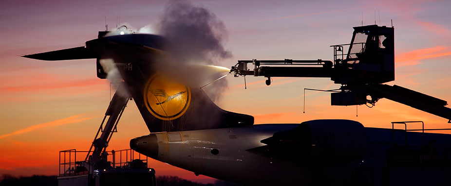 Spezialfahrzeuge am Flughafen: Enteiser im Einsatz