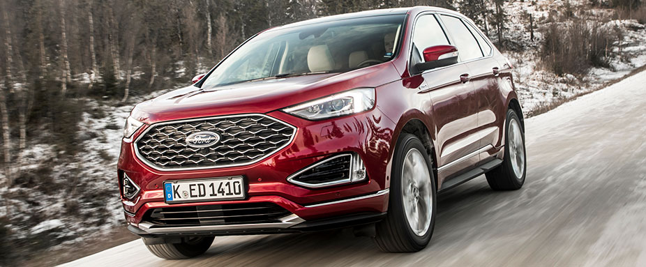 Roter Ford Edge fahrend von vorne