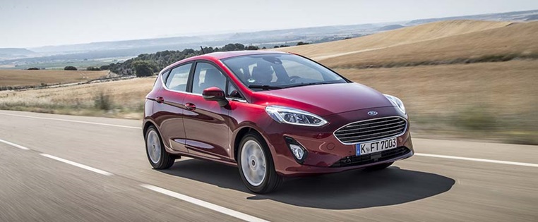 ford-fiesta-titanium-ruby-red-2019-frontansicht-fahrend-926x383
