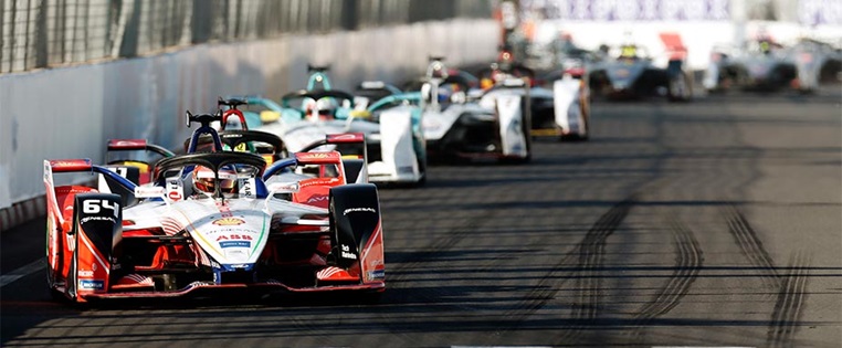Mahindra führt Formel-E Rennen an