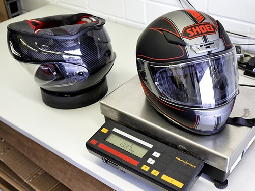 ADAC Helmtest 2018 Wiegen der Helme