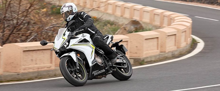 Honda CBR 500 Seitenansicht fahrend