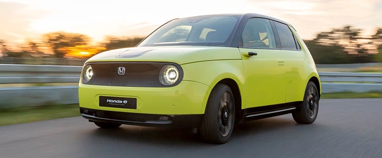 Front des Honda E fahrend