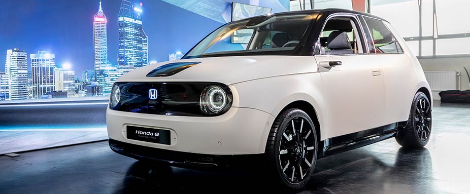 Honda E stehend von der Seite