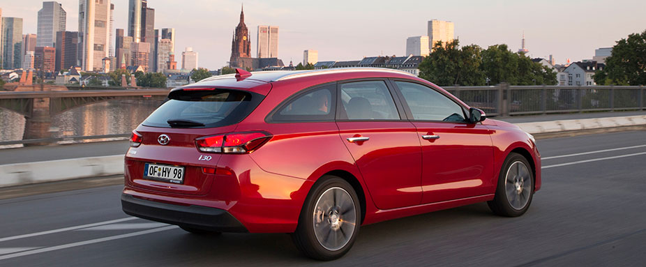 Hyundai i30 Kombi fährt auf der Straße