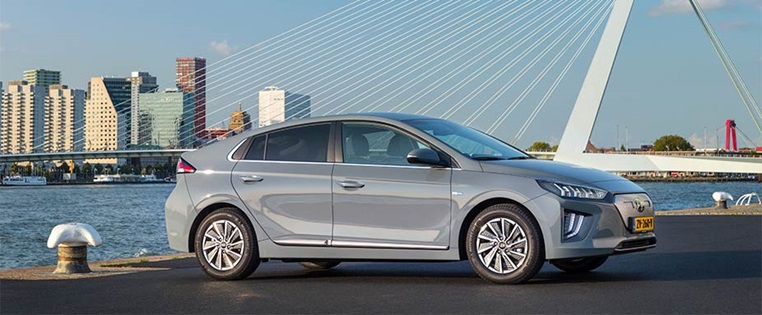Hyundai Ioniq stehend
