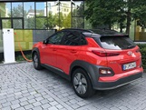 Hyundai Kona Elektro lädt an der Ladesäule