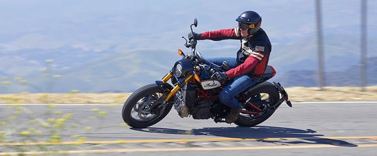 Indian FTR 1200 fahrend Schräglage