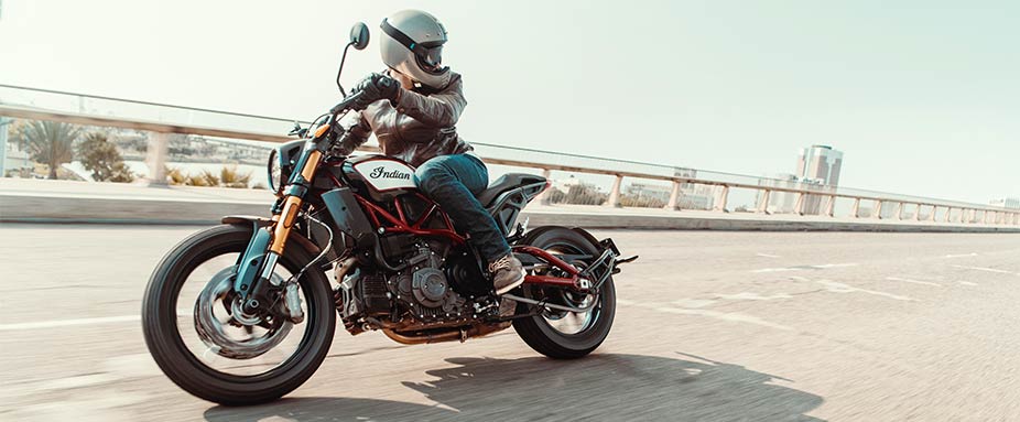 Seitenansicht der Indian FTR 1200 fahrend
