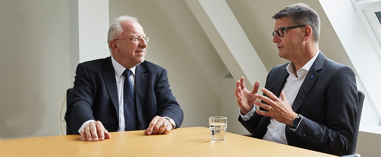 Dr. August Markl (li) Präsident ADAC, und Oliver Frese, Cebit-Chef (re) im Gespräch.