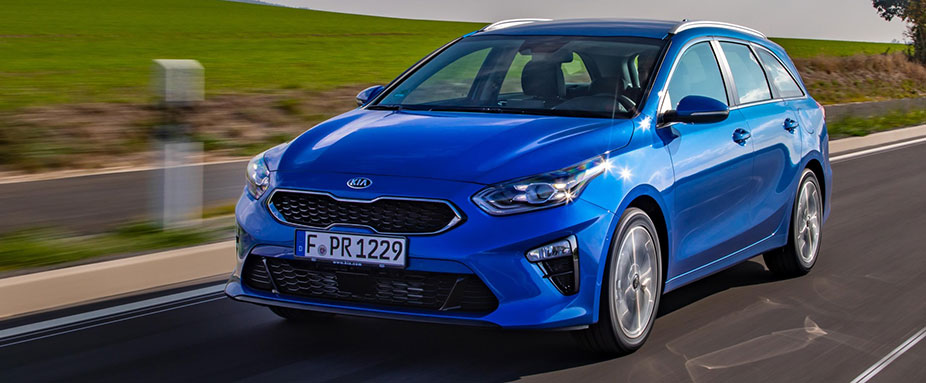 Kia Ceed Sportswagon fahrend auf Straße
