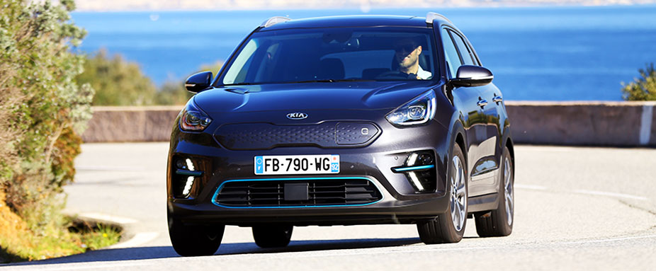 Kia E-Niro fahrend von vorne