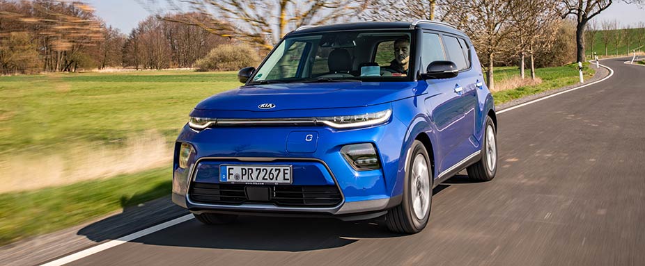Heckansicht des Kia E-Soul fahrend