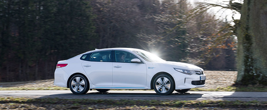 Kia Optima Plug in Hybrid im ADAC Dauertest fährt über die Landstrasse
