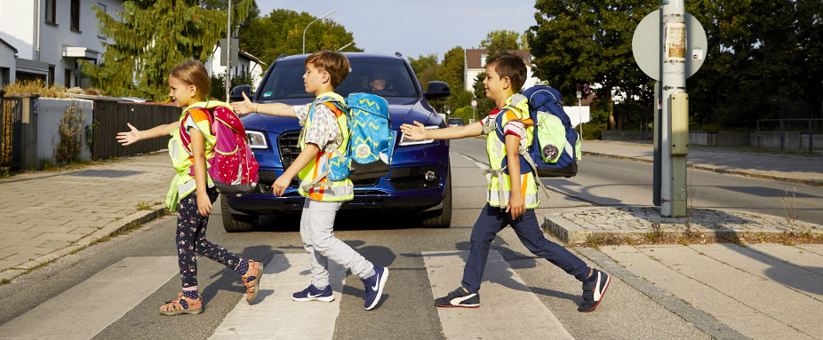 Kinder auf dem Schulweg