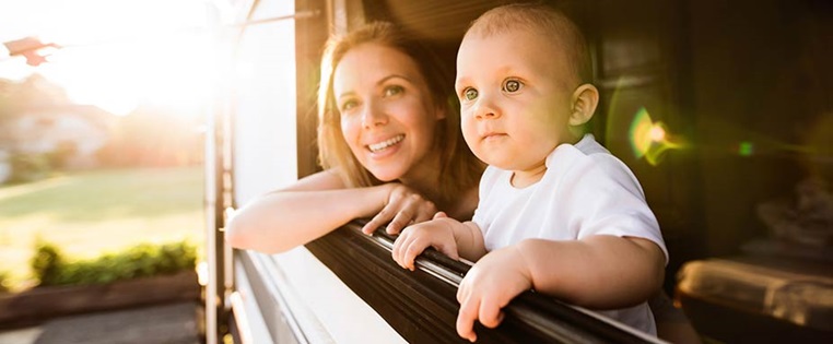 Frau und Baby in Wohnmobil