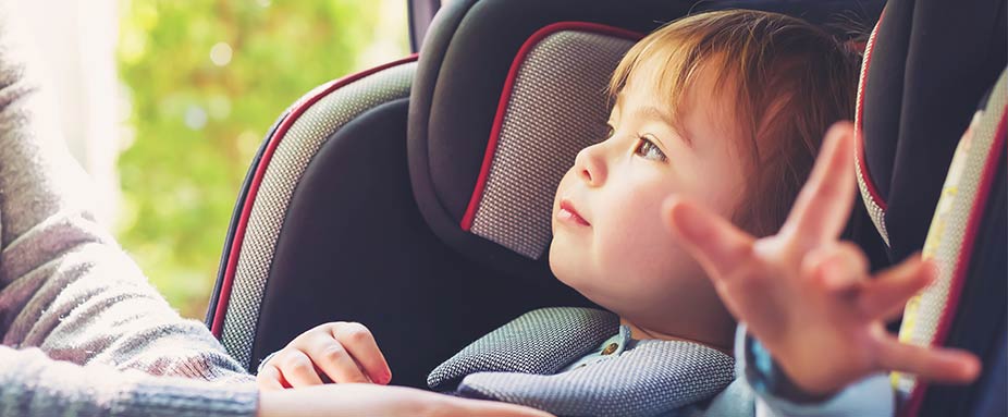 Kind sitzt in Kindersitz