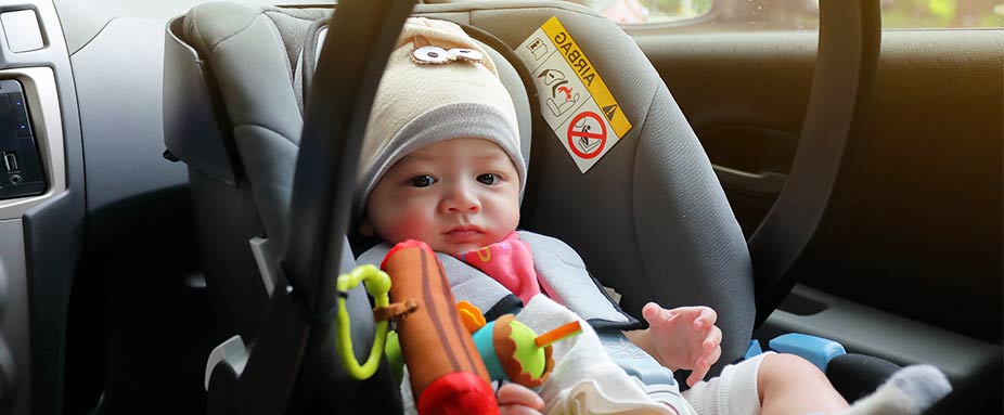 Kind sitzt in Kindersitz