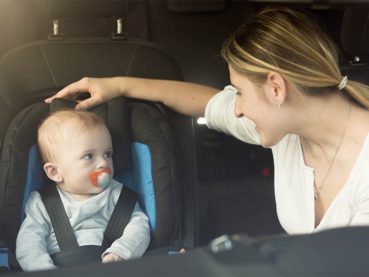 Kinder auf Beifahrersitz Sind Kindersitze vorne erlaubt? ADAC