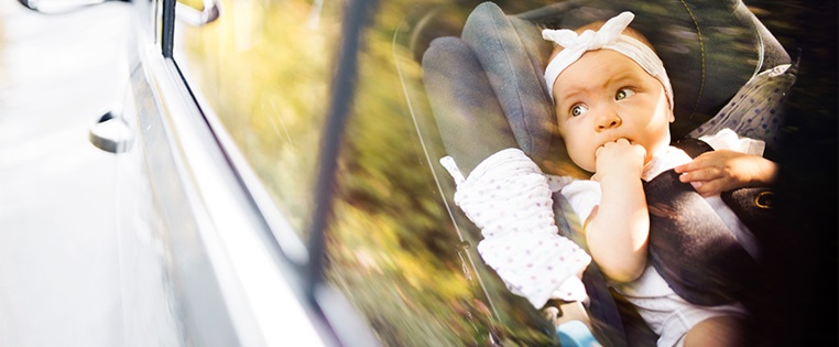 Baby in Kindersitz im Auto