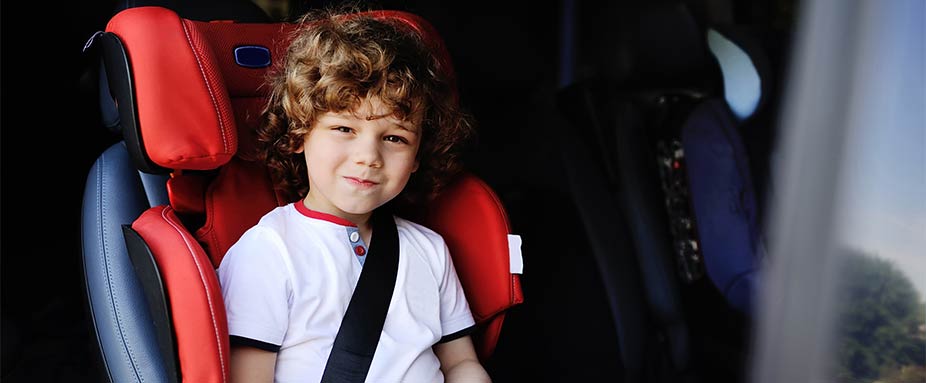 Junge sitzt im Kindersitz